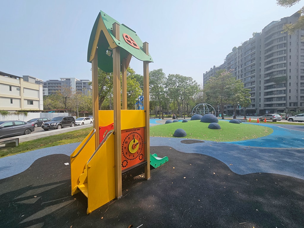【台中特色公園】淨水溜滑梯~綠川水淨樂園|截流冒險組|飛碟轉盤|旋轉椅|小屋溜滑梯|臺中美樂地 - 第9張圖 【台中特色公園】淨水溜滑梯~綠川水淨樂園|截流冒險組|飛碟轉盤|旋轉椅|小屋溜滑梯|臺中美樂地