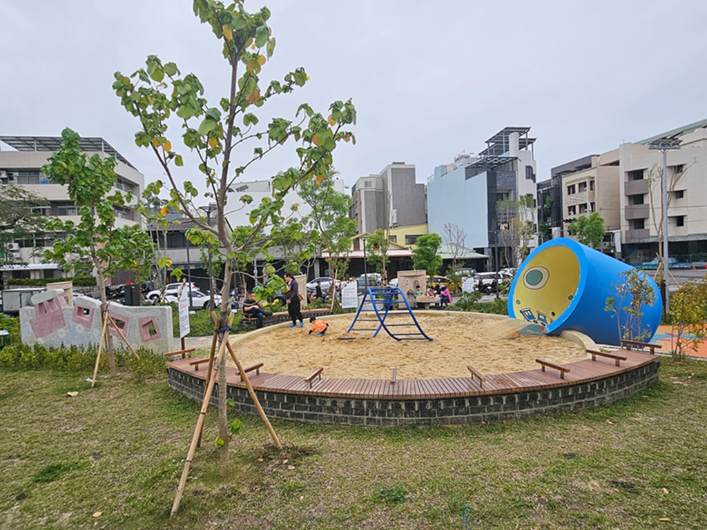 【台中特色公園】迷你鐵道遊戲場~東區公兒30振興公園｜彩色活動地墊＋火車鐵軌主題｜磨石子溜滑梯 & 攀爬牆｜沙坑＆水管涵洞｜臺中美樂地