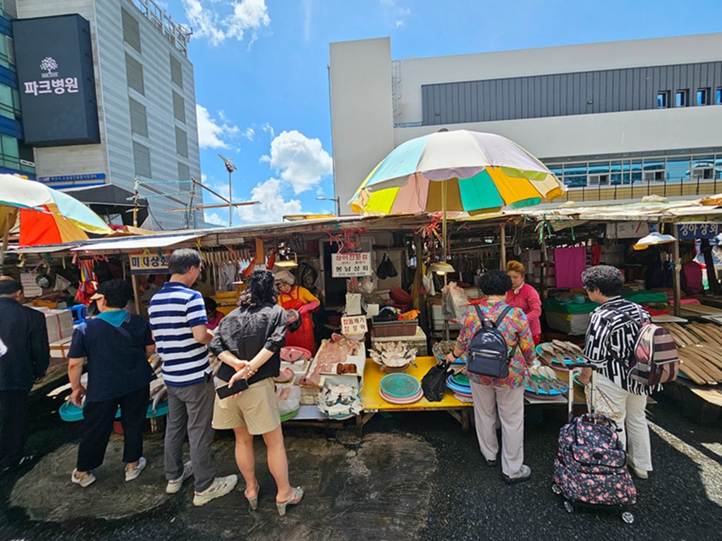 【韓國釜山景點】海港城市最熱鬧的海鮮天堂~釜山札嘎其市場 자갈치시장│彩色雨傘下海鮮市場│活章魚料理│綜合貝類拼盤一次滿足