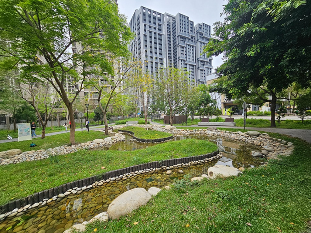 【台中特色公園】糖業故事結合親水景觀~東區蜜糖公園|糖業小火車遊戲區|紫嬌花步道|臺中美樂地 - 第9張圖 【台中特色公園】糖業故事結合親水景觀~東區蜜糖公園|糖業小火車遊戲區|紫嬌花步道|臺中美樂地