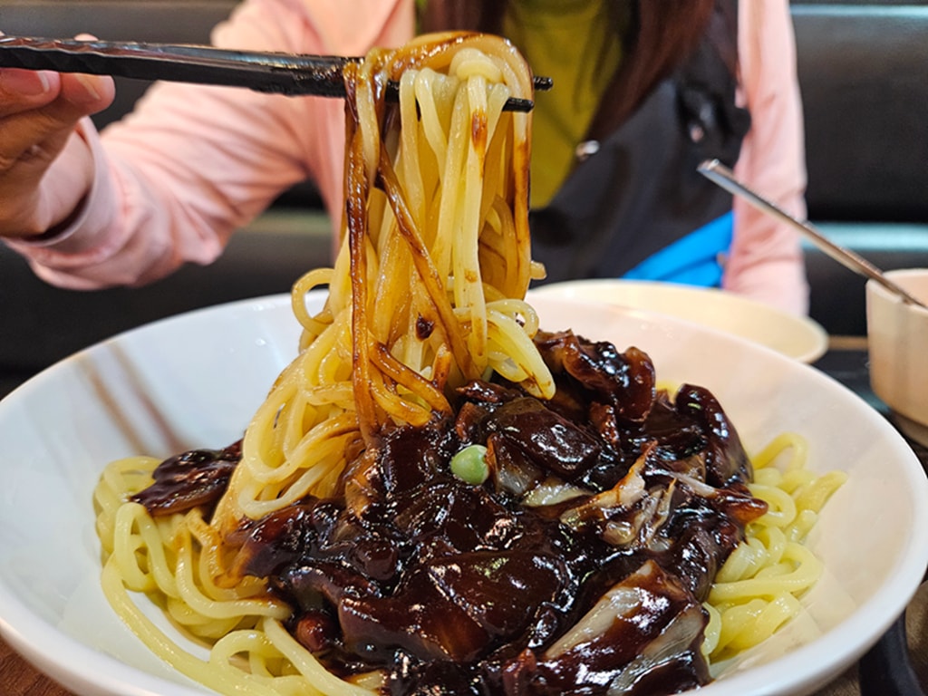 【韓國釜山美食】韓國超人氣炸醬麵~香港飯店0410PLUS│酸甜開胃的糖醋蝦│招牌必吃韓式炸醬麵│南浦洞必吃韓式中華料理 - 第10張圖 【韓國釜山美食】韓國超人氣炸醬麵~香港飯店0410PLUS│酸甜開胃的糖醋蝦│招牌必吃韓式炸醬麵│南浦洞必吃韓式中華料理