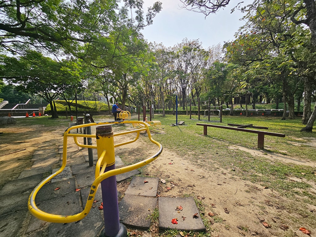 【台中特色公園】彩色溜滑梯遊戲區~南區健康公園｜鳥巢型圓盤鞦韆｜大型攀爬網設施｜臺中美樂地