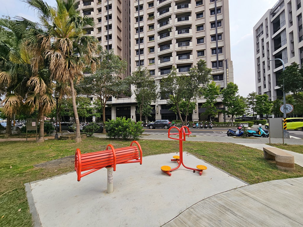 【台中特色公園】複合式主體遊具溜滑梯~南區樹仁公園|滾木獨木橋遊具|攀爬網挑戰區|臺中美樂地 - 第10張圖 【台中特色公園】複合式主體遊具溜滑梯~南區樹仁公園|滾木獨木橋遊具|攀爬網挑戰區|臺中美樂地