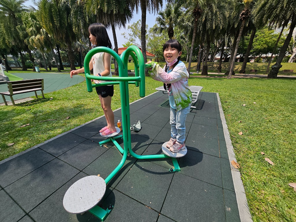 【台中特色公園】綠色山丘遊戲場~東區東峰公園｜🌴 椰林步道｜鳥巢鞦韆｜臺中美樂地