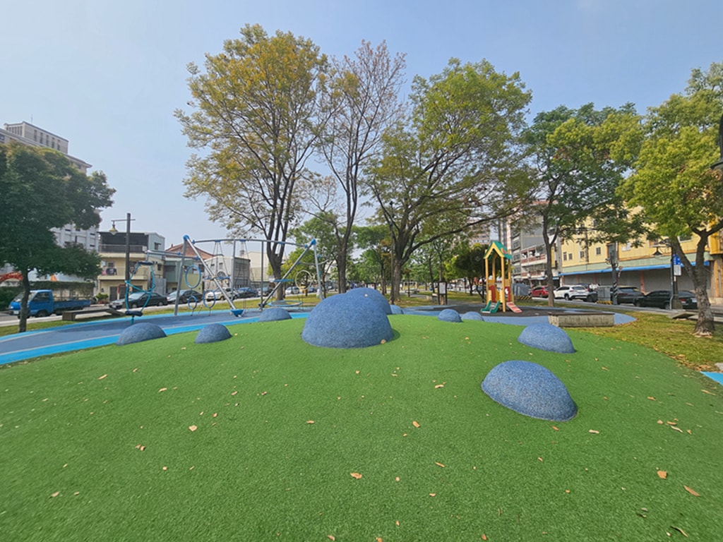 【台中特色公園】淨水溜滑梯~綠川水淨樂園｜截流冒險組｜飛碟轉盤｜旋轉椅｜小屋溜滑梯｜臺中美樂地