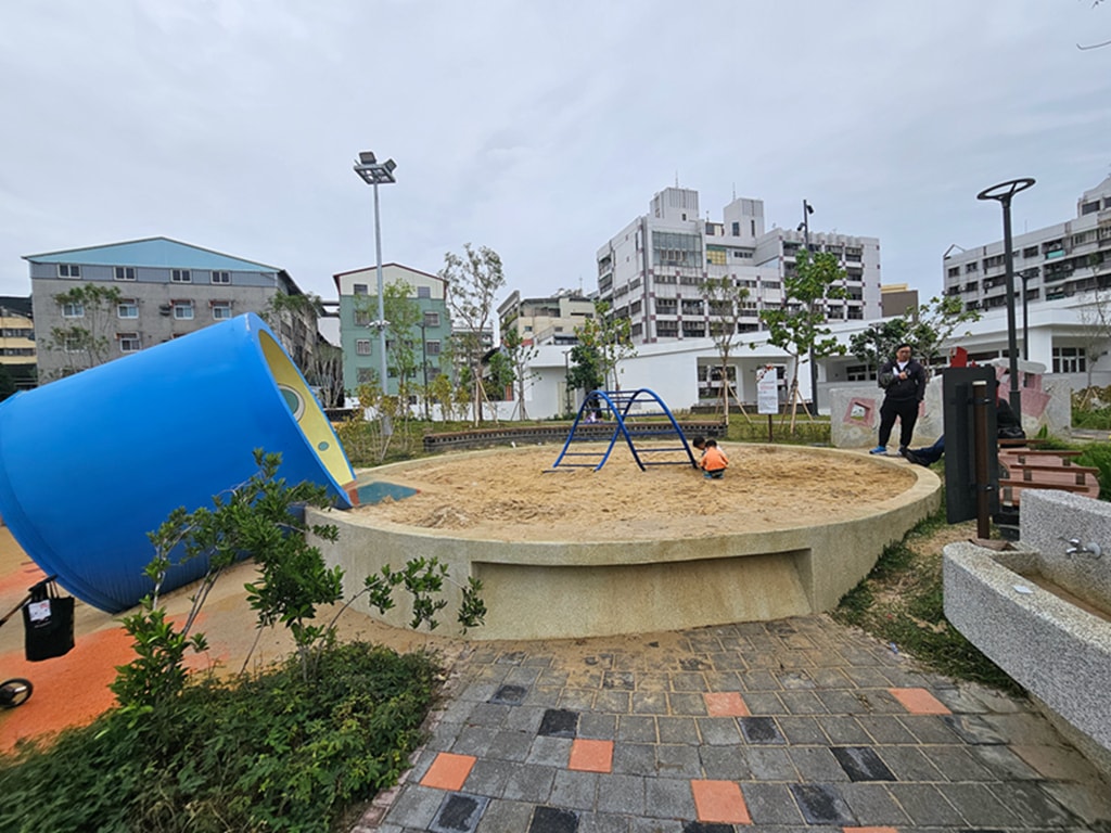 【台中特色公園】迷你鐵道遊戲場~東區公兒30振興公園｜彩色活動地墊＋火車鐵軌主題｜磨石子溜滑梯 & 攀爬牆｜沙坑＆水管涵洞｜臺中美樂地