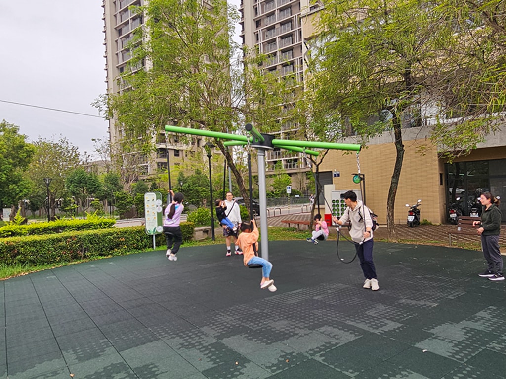 【台中特色公園】交通主題遊戲場 🚦~東區泉源兒童交通公園｜🚲 迷你道路系統｜大型車視野死角體驗區｜旋轉飛椅｜臺中美樂地