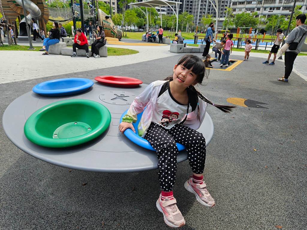 【台中特色公園】豬主題特色遊戲場~北區豬事圓滿公園|攀爬滑梯+旋轉盤親子放電好去處|多功能體健區|必打卡地標|臺中美樂地 - 第10張圖 【台中特色公園】豬主題特色遊戲場~北區豬事圓滿公園|攀爬滑梯+旋轉盤親子放電好去處|多功能體健區|必打卡地標|臺中美樂地