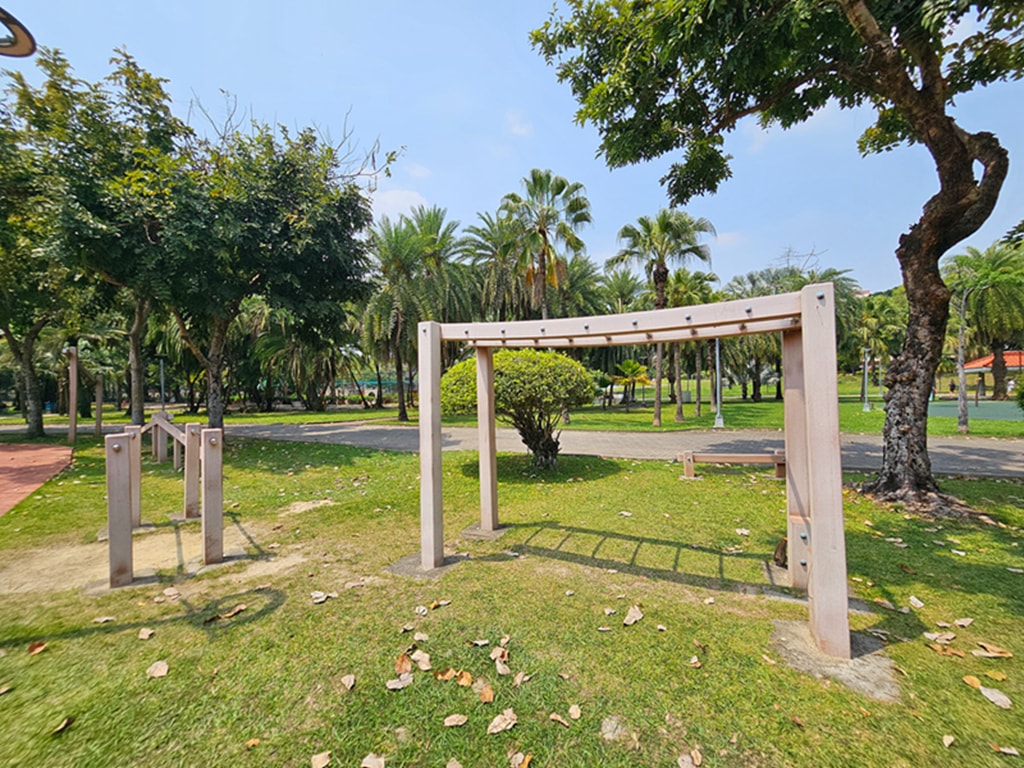 【台中特色公園】綠色山丘遊戲場~東區東峰公園｜🌴 椰林步道｜鳥巢鞦韆｜臺中美樂地