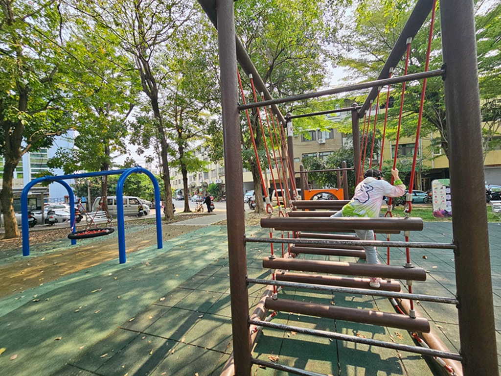 【台中特色公園】小山丘溜滑梯~南區南平公園|原木攀爬架|繩網步道&圓形隧道|鳥巢鞦韆|臺中美樂地 - 第11張圖 【台中特色公園】小山丘溜滑梯~南區南平公園|原木攀爬架|繩網步道&圓形隧道|鳥巢鞦韆|臺中美樂地