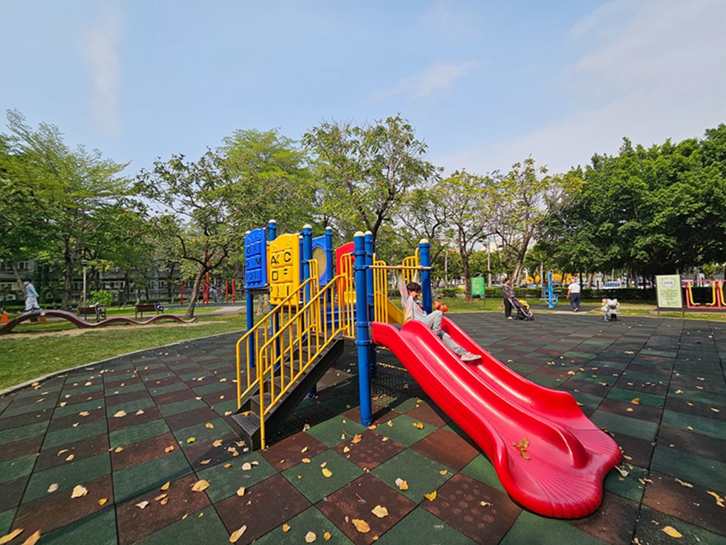 【台中特色公園】彩色溜滑梯遊戲區~南區健康公園｜鳥巢型圓盤鞦韆｜大型攀爬網設施｜臺中美樂地