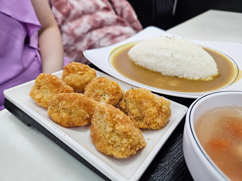 【台中小吃美食】台中南區美食~清一色牛肉麵興大店｜珍珠奶茶喝到飽｜🍛 炸物＋咖哩飯隱藏版吃法