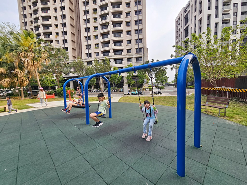 【台中特色公園】複合式主體遊具溜滑梯~南區樹仁公園｜滾木獨木橋遊具｜攀爬網挑戰區｜臺中美樂地