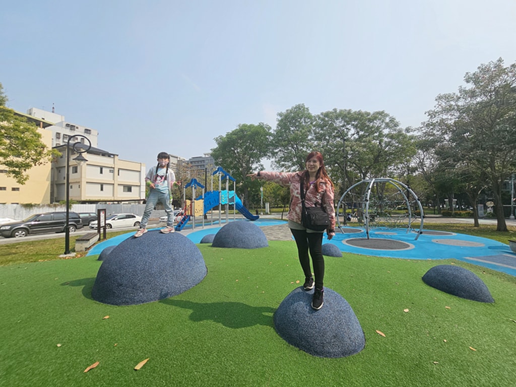 【台中特色公園】淨水溜滑梯~綠川水淨樂園|截流冒險組|飛碟轉盤|旋轉椅|小屋溜滑梯|臺中美樂地 - 第11張圖 【台中特色公園】淨水溜滑梯~綠川水淨樂園|截流冒險組|飛碟轉盤|旋轉椅|小屋溜滑梯|臺中美樂地