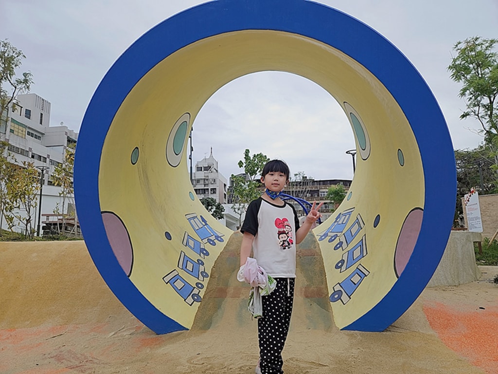 【台中特色公園】迷你鐵道遊戲場~東區公兒30振興公園｜彩色活動地墊＋火車鐵軌主題｜磨石子溜滑梯 & 攀爬牆｜沙坑＆水管涵洞｜臺中美樂地