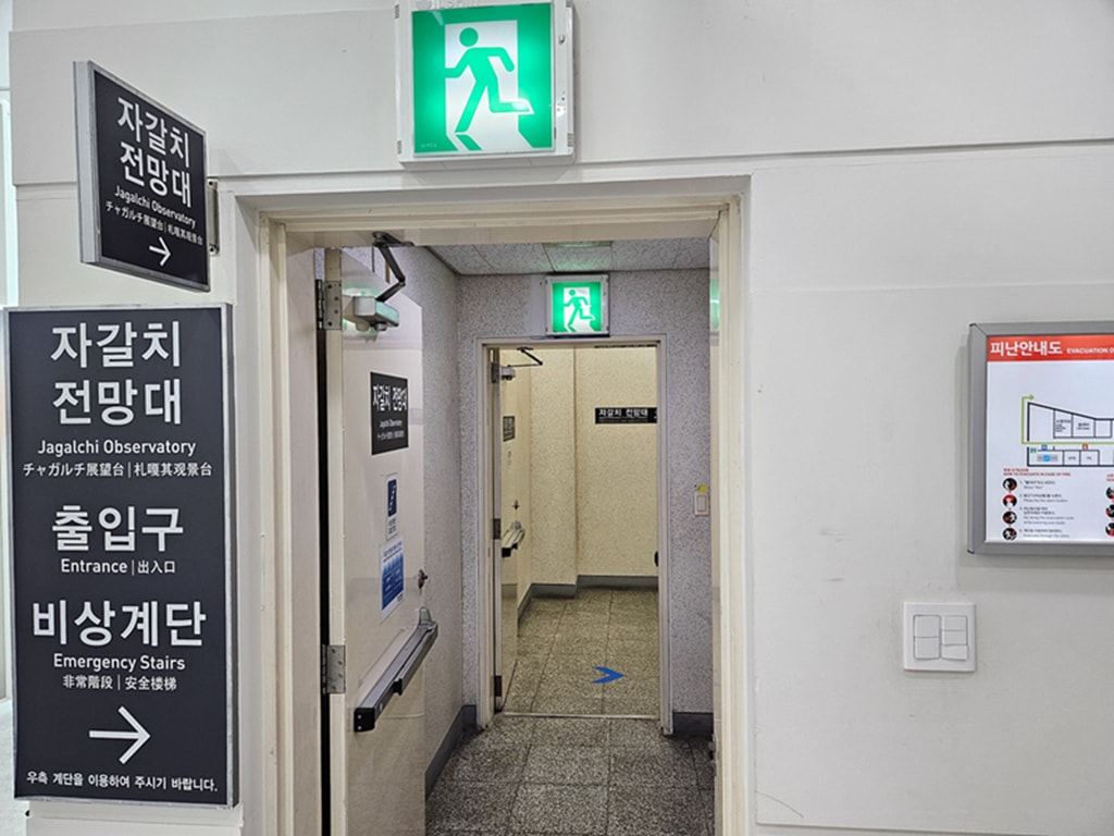 【韓國釜山景點】海港景觀平台釜山港~札嘎其市場展望台(자갈치전망대)│I ❤️ JAGALCHI打卡地標│海鷗未來郵筒│可愛的月亮拍照座椅