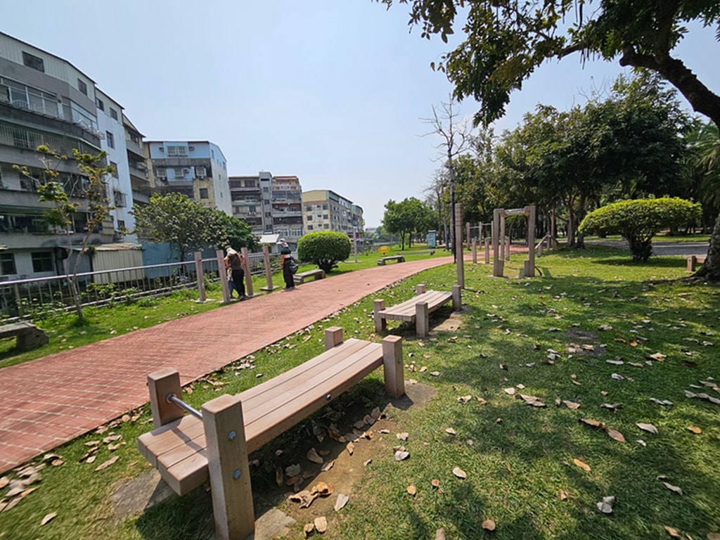 【台中特色公園】綠色山丘遊戲場~東區東峰公園|🌴 椰林步道|鳥巢鞦韆|臺中美樂地 - 第12張圖 【台中特色公園】綠色山丘遊戲場~東區東峰公園|🌴 椰林步道|鳥巢鞦韆|臺中美樂地