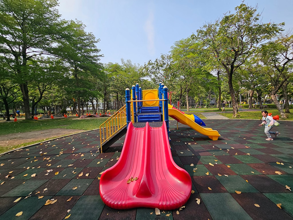 【台中特色公園】彩色溜滑梯遊戲區~南區健康公園｜鳥巢型圓盤鞦韆｜大型攀爬網設施｜臺中美樂地