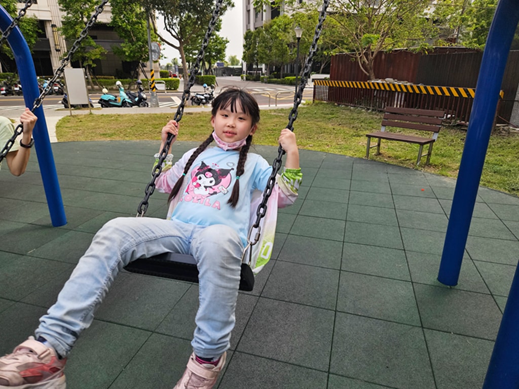 【台中特色公園】複合式主體遊具溜滑梯~南區樹仁公園|滾木獨木橋遊具|攀爬網挑戰區|臺中美樂地 - 第12張圖 【台中特色公園】複合式主體遊具溜滑梯~南區樹仁公園|滾木獨木橋遊具|攀爬網挑戰區|臺中美樂地