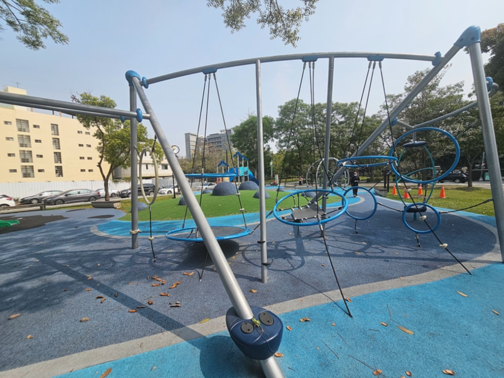 【台中特色公園】淨水溜滑梯~綠川水淨樂園｜截流冒險組｜飛碟轉盤｜旋轉椅｜小屋溜滑梯｜臺中美樂地