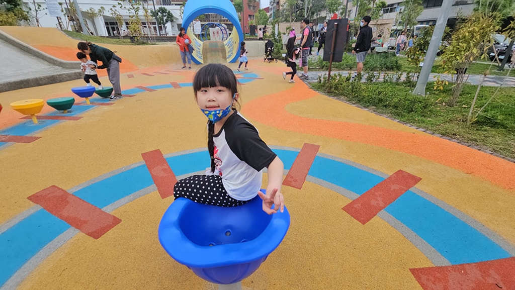 【台中特色公園】迷你鐵道遊戲場~東區公兒30振興公園｜彩色活動地墊＋火車鐵軌主題｜磨石子溜滑梯 & 攀爬牆｜沙坑＆水管涵洞｜臺中美樂地