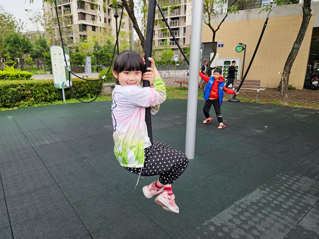【台中特色公園】交通主題遊戲場 🚦~東區泉源兒童交通公園|🚲 迷你道路系統|大型車視野死角體驗區|旋轉飛椅|臺中美樂地 - 第12張圖 【台中特色公園】交通主題遊戲場 🚦~東區泉源兒童交通公園|🚲 迷你道路系統|大型車視野死角體驗區|旋轉飛椅|臺中美樂地