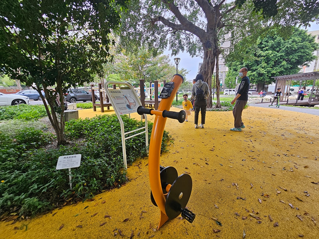 【台中特色公園】糖業故事結合親水景觀~東區蜜糖公園|糖業小火車遊戲區|紫嬌花步道|臺中美樂地 - 第12張圖 【台中特色公園】糖業故事結合親水景觀~東區蜜糖公園|糖業小火車遊戲區|紫嬌花步道|臺中美樂地