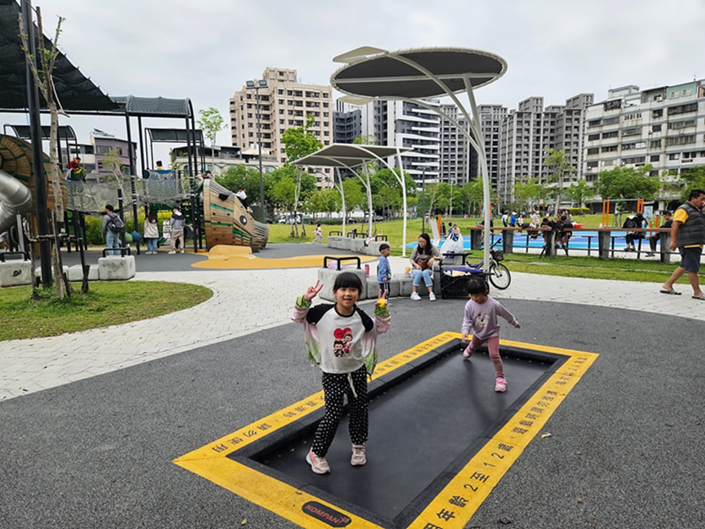 【台中特色公園】豬主題特色遊戲場~北區豬事圓滿公園｜攀爬滑梯＋旋轉盤親子放電好去處｜多功能體健區｜必打卡地標｜臺中美樂地