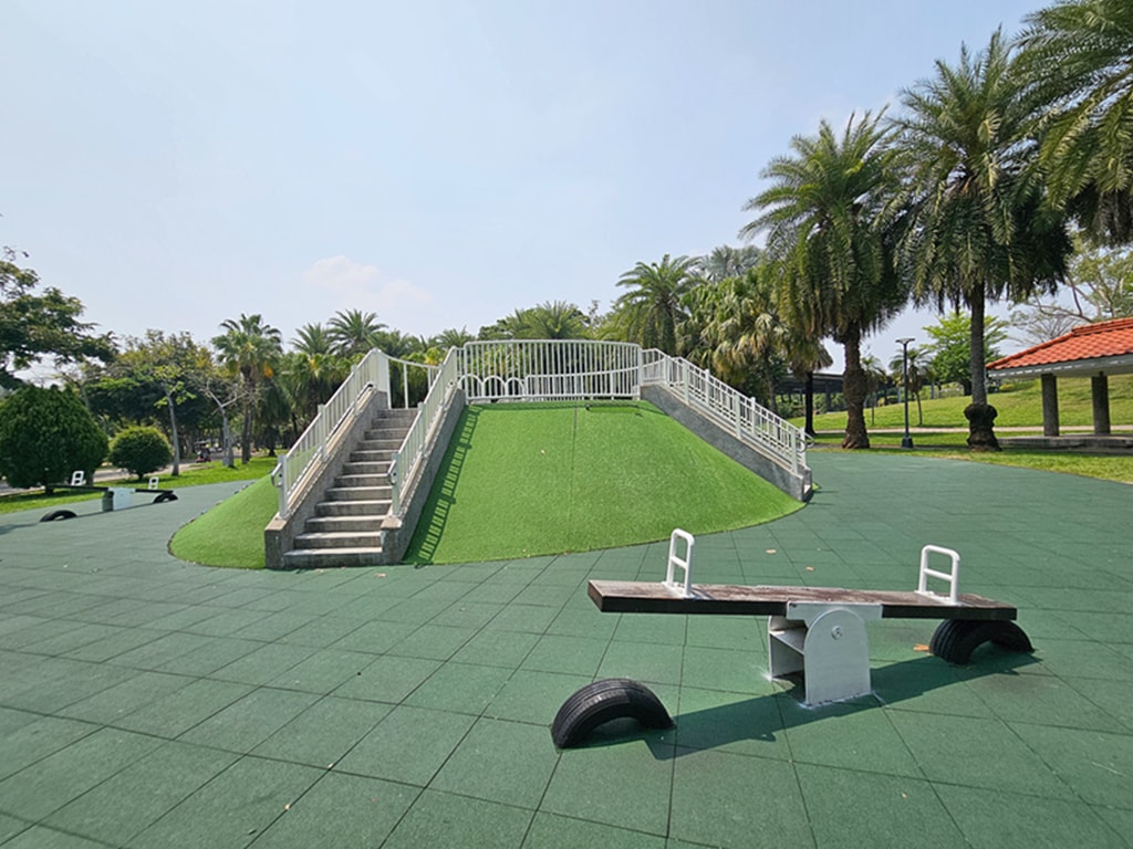 【台中特色公園】綠色山丘遊戲場~東區東峰公園｜🌴 椰林步道｜鳥巢鞦韆｜臺中美樂地