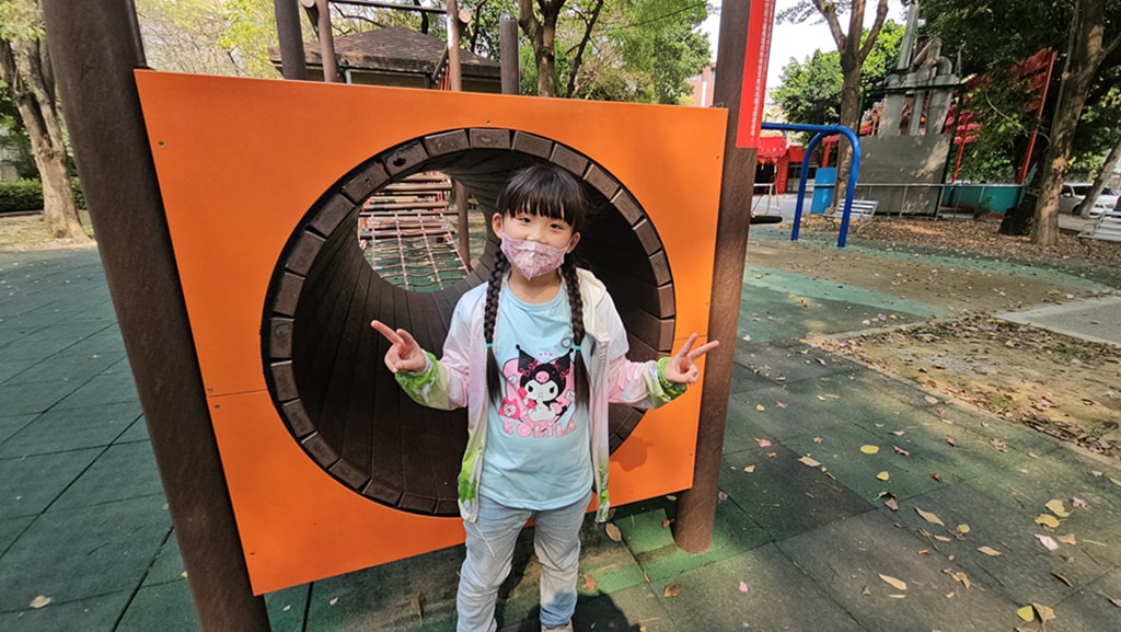 【台中特色公園】小山丘溜滑梯~南區南平公園|原木攀爬架|繩網步道&圓形隧道|鳥巢鞦韆|臺中美樂地 - 第13張圖 【台中特色公園】小山丘溜滑梯~南區南平公園|原木攀爬架|繩網步道&圓形隧道|鳥巢鞦韆|臺中美樂地