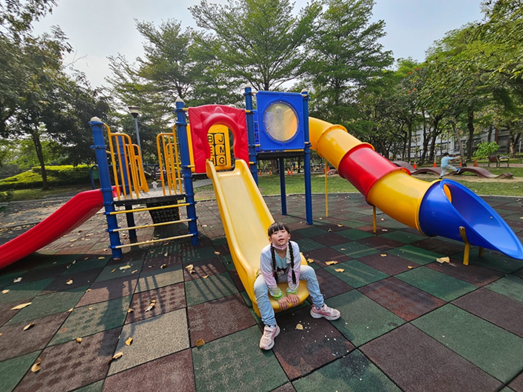 【台中特色公園】彩色溜滑梯遊戲區~南區健康公園｜鳥巢型圓盤鞦韆｜大型攀爬網設施｜臺中美樂地