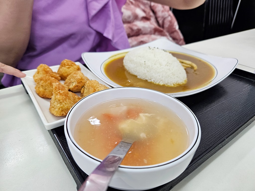 【台中小吃美食】台中南區美食~清一色牛肉麵興大店｜珍珠奶茶喝到飽｜🍛 炸物＋咖哩飯隱藏版吃法