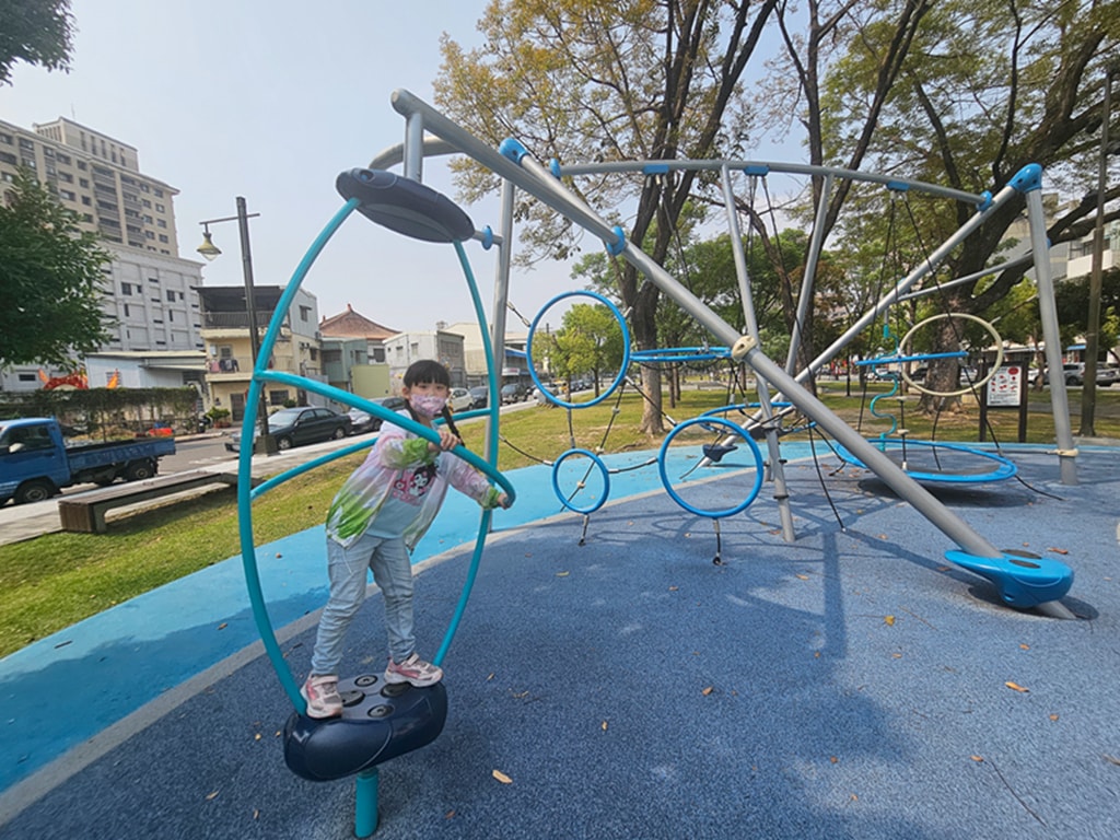 【台中特色公園】淨水溜滑梯~綠川水淨樂園｜截流冒險組｜飛碟轉盤｜旋轉椅｜小屋溜滑梯｜臺中美樂地