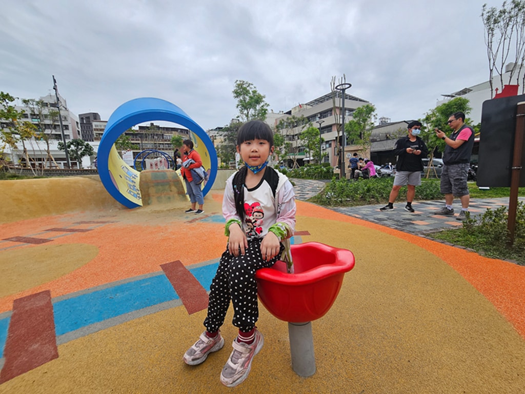 【台中特色公園】迷你鐵道遊戲場~東區公兒30振興公園｜彩色活動地墊＋火車鐵軌主題｜磨石子溜滑梯 & 攀爬牆｜沙坑＆水管涵洞｜臺中美樂地