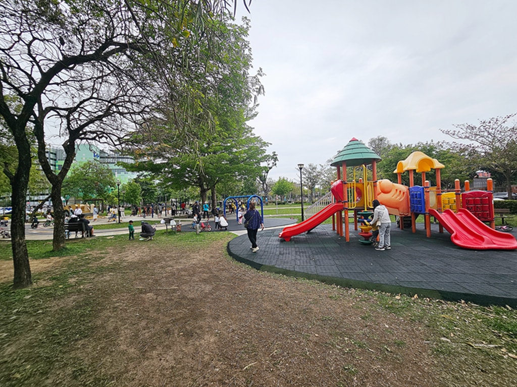 【台中特色公園】交通主題遊戲場 🚦~東區泉源兒童交通公園｜🚲 迷你道路系統｜大型車視野死角體驗區｜旋轉飛椅｜臺中美樂地