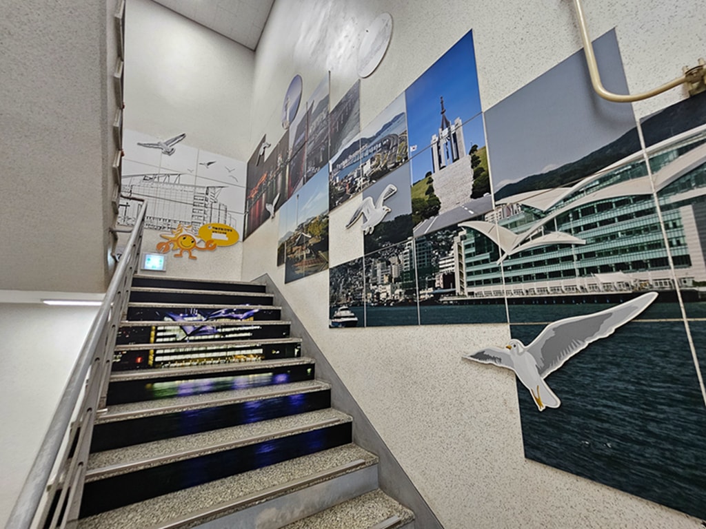 【韓國釜山景點】海港景觀平台釜山港~札嘎其市場展望台(자갈치전망대)│I ❤️ JAGALCHI打卡地標│海鷗未來郵筒│可愛的月亮拍照座椅 - 第13張圖 【韓國釜山景點】海港景觀平台釜山港~札嘎其市場展望台(자갈치전망대)│I ❤️ JAGALCHI打卡地標│海鷗未來郵筒│可愛的月亮拍照座椅