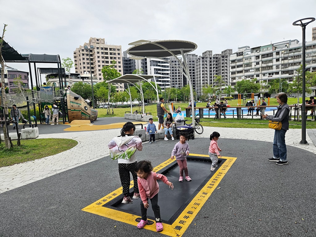【台中特色公園】豬主題特色遊戲場~北區豬事圓滿公園|攀爬滑梯+旋轉盤親子放電好去處|多功能體健區|必打卡地標|臺中美樂地 - 第13張圖 【台中特色公園】豬主題特色遊戲場~北區豬事圓滿公園|攀爬滑梯+旋轉盤親子放電好去處|多功能體健區|必打卡地標|臺中美樂地