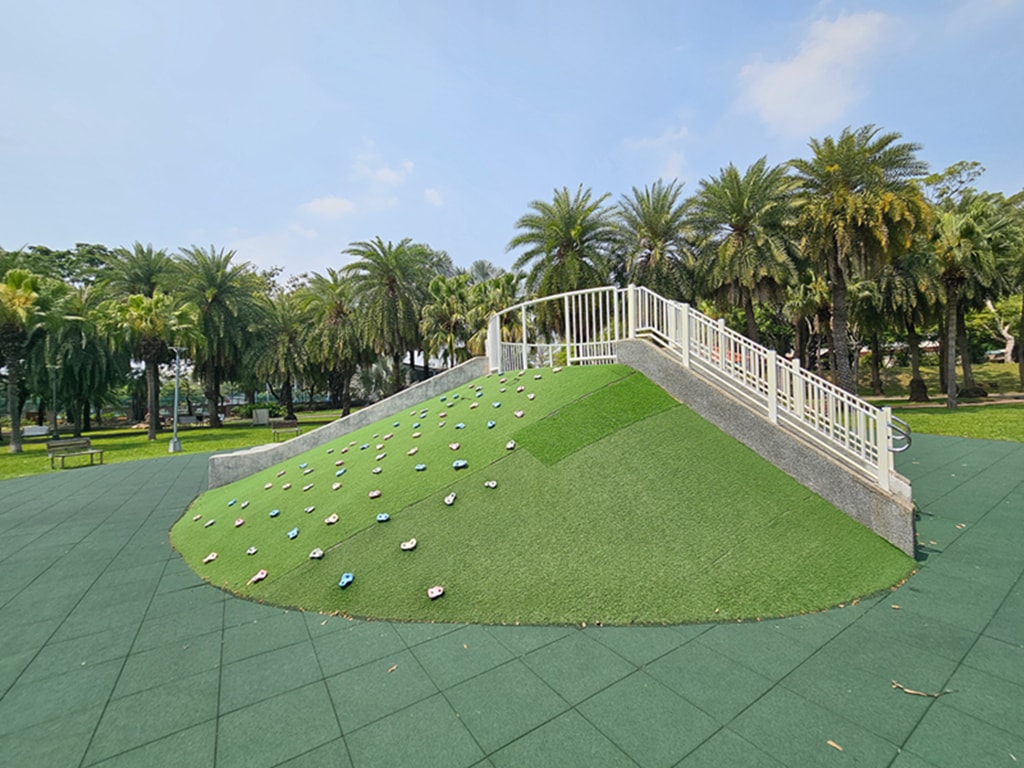 【台中特色公園】綠色山丘遊戲場~東區東峰公園|🌴 椰林步道|鳥巢鞦韆|臺中美樂地 - 第14張圖 【台中特色公園】綠色山丘遊戲場~東區東峰公園|🌴 椰林步道|鳥巢鞦韆|臺中美樂地