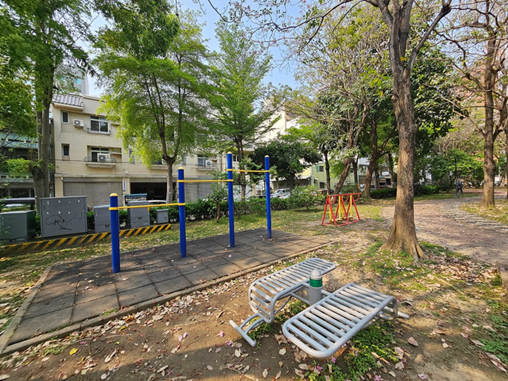 【台中特色公園】小山丘溜滑梯~南區南平公園｜原木攀爬架｜繩網步道&圓形隧道｜鳥巢鞦韆｜臺中美樂地
