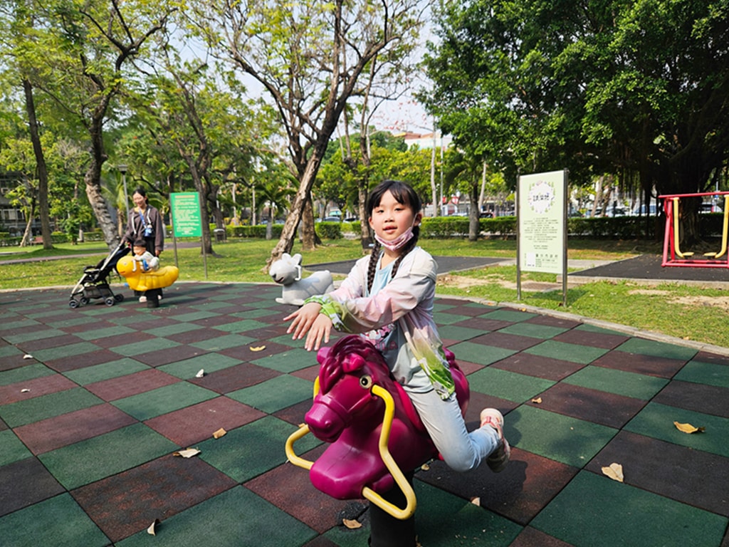 【台中特色公園】彩色溜滑梯遊戲區~南區健康公園｜鳥巢型圓盤鞦韆｜大型攀爬網設施｜臺中美樂地