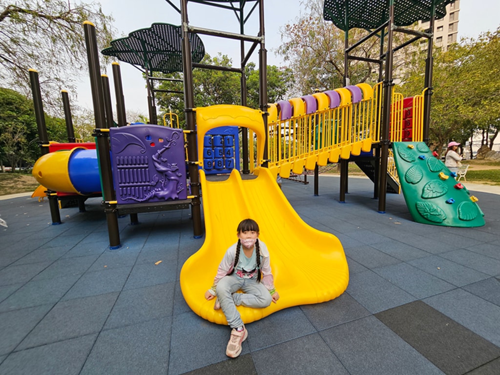 【台中特色公園】複合式主體遊具溜滑梯~南區樹仁公園｜滾木獨木橋遊具｜攀爬網挑戰區｜臺中美樂地