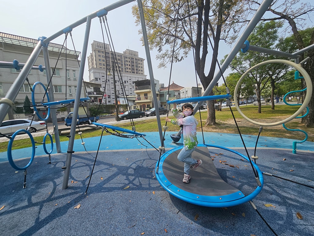 【台中特色公園】淨水溜滑梯~綠川水淨樂園｜截流冒險組｜飛碟轉盤｜旋轉椅｜小屋溜滑梯｜臺中美樂地