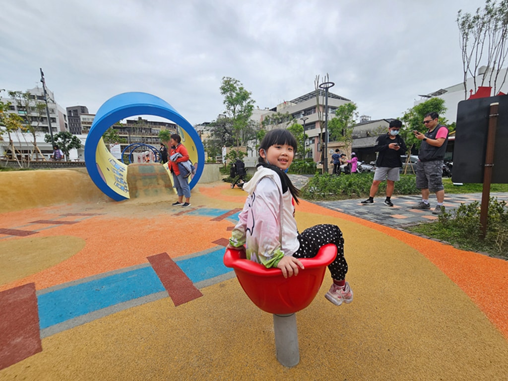 【台中特色公園】迷你鐵道遊戲場~東區公兒30振興公園｜彩色活動地墊＋火車鐵軌主題｜磨石子溜滑梯 & 攀爬牆｜沙坑＆水管涵洞｜臺中美樂地