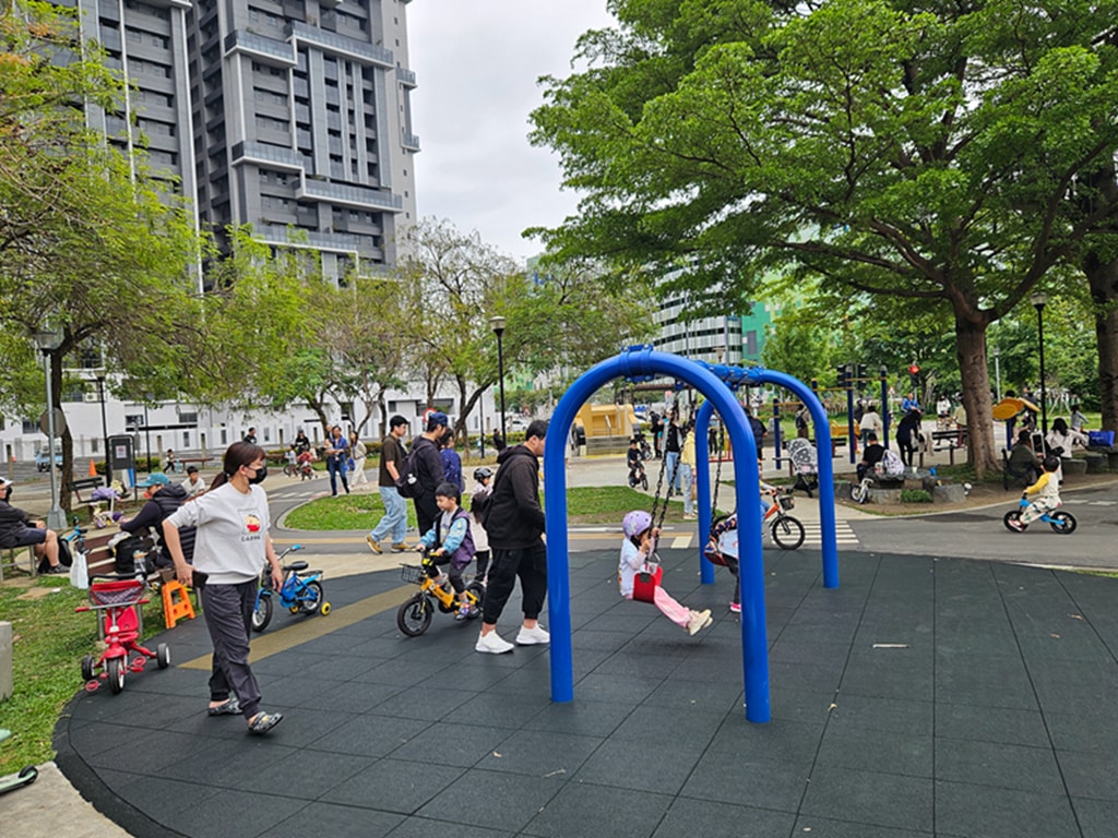【台中特色公園】交通主題遊戲場 🚦~東區泉源兒童交通公園｜🚲 迷你道路系統｜大型車視野死角體驗區｜旋轉飛椅｜臺中美樂地