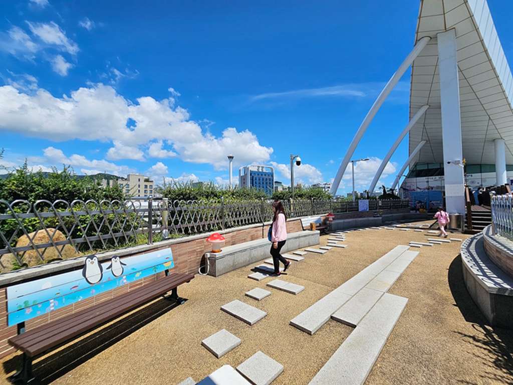 【韓國釜山景點】海港景觀平台釜山港~札嘎其市場展望台(자갈치전망대)│I ❤️ JAGALCHI打卡地標│海鷗未來郵筒│可愛的月亮拍照座椅
