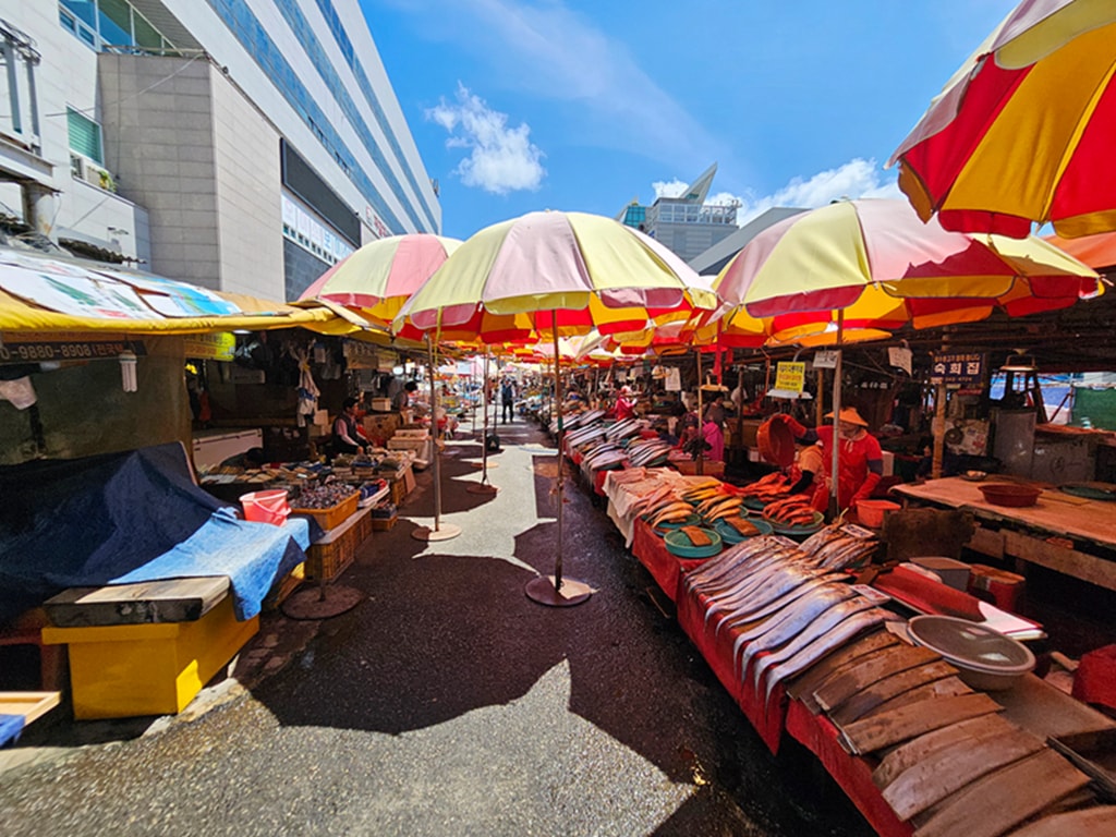 【韓國釜山景點】海港城市最熱鬧的海鮮天堂~釜山札嘎其市場 자갈치시장│彩色雨傘下海鮮市場│活章魚料理│綜合貝類拼盤一次滿足