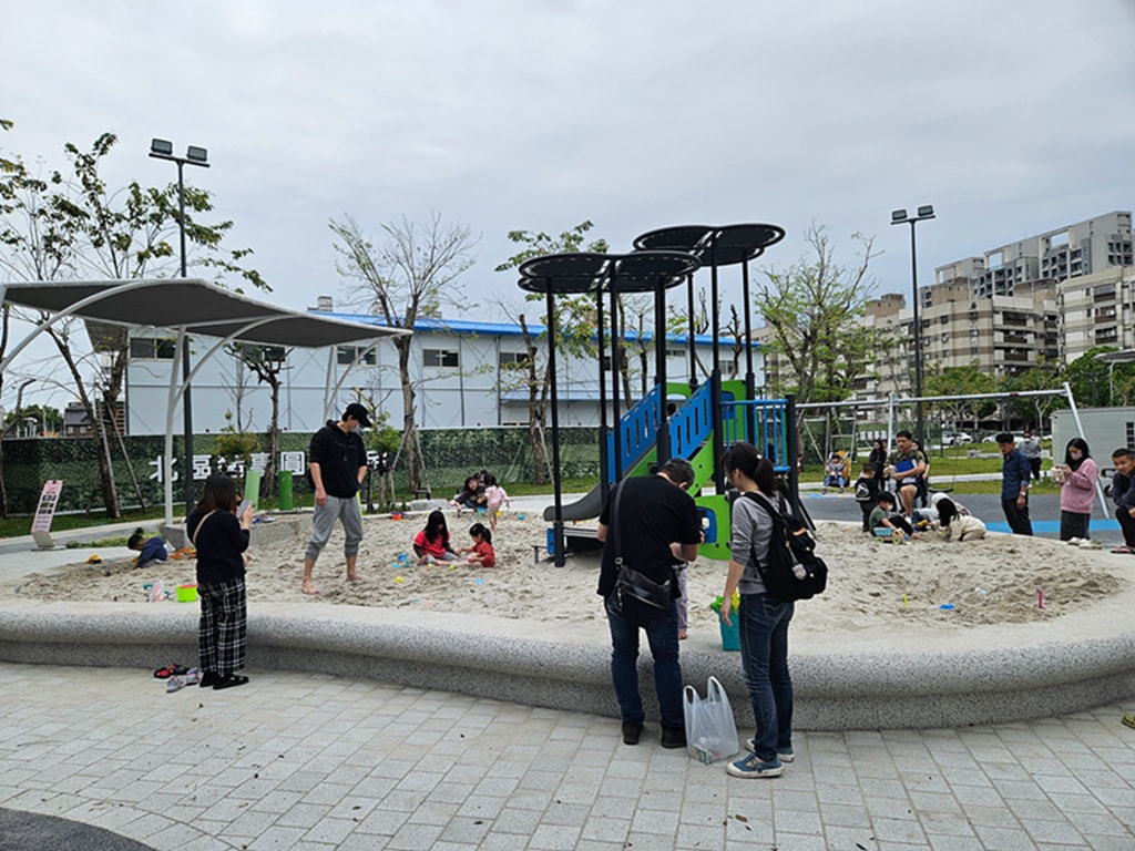 【台中特色公園】豬主題特色遊戲場~北區豬事圓滿公園｜攀爬滑梯＋旋轉盤親子放電好去處｜多功能體健區｜必打卡地標｜臺中美樂地