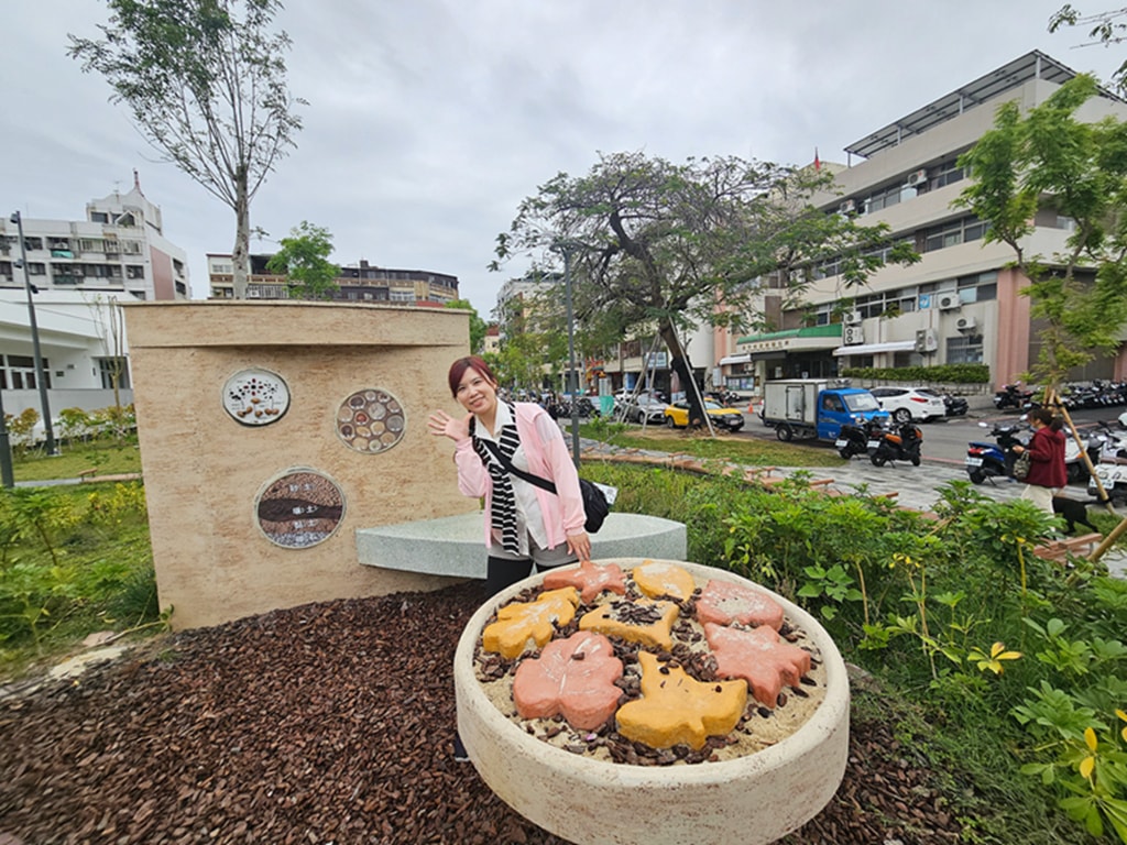 【台中特色公園】迷你鐵道遊戲場~東區公兒30振興公園｜彩色活動地墊＋火車鐵軌主題｜磨石子溜滑梯 & 攀爬牆｜沙坑＆水管涵洞｜臺中美樂地