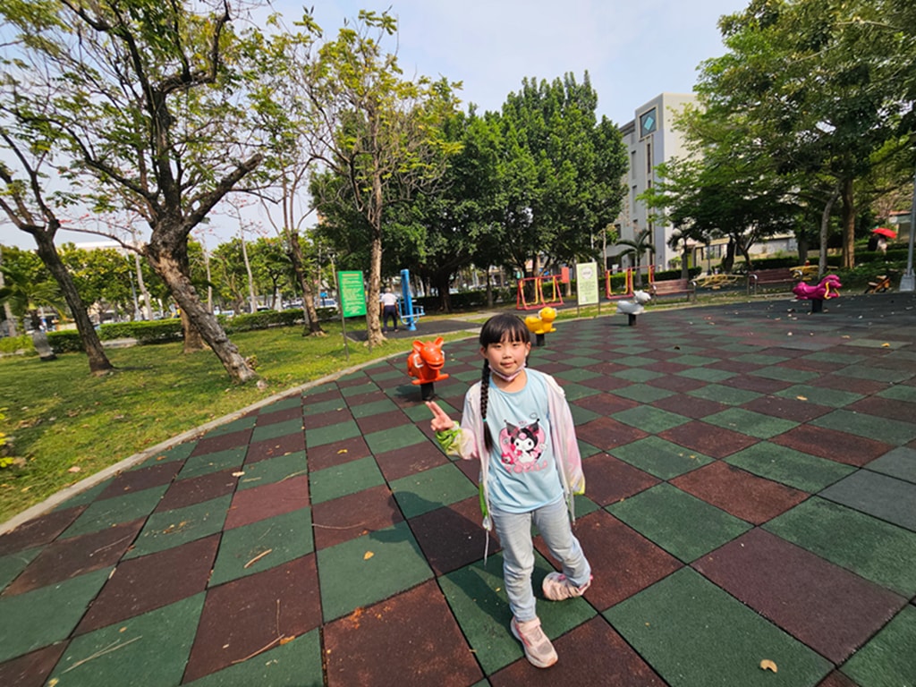 【台中特色公園】彩色溜滑梯遊戲區~南區健康公園｜鳥巢型圓盤鞦韆｜大型攀爬網設施｜臺中美樂地