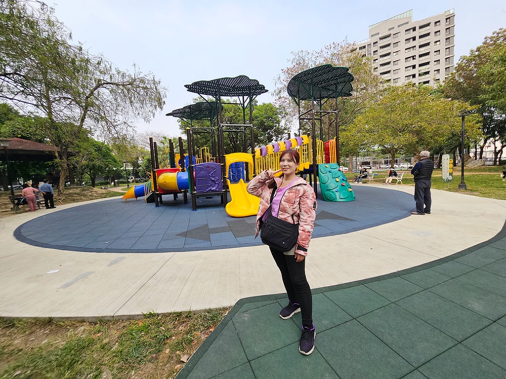 【台中特色公園】複合式主體遊具溜滑梯~南區樹仁公園｜滾木獨木橋遊具｜攀爬網挑戰區｜臺中美樂地